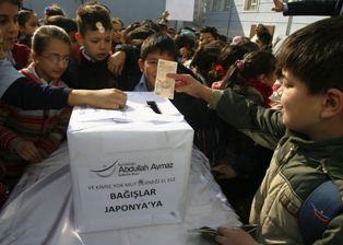 Öğrenciler harçlıklarını Japonya'ya yolladı