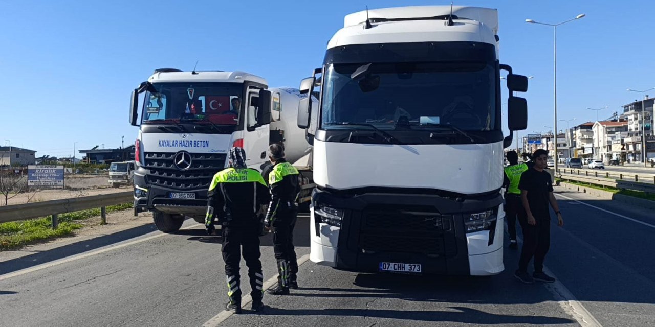 Yol çalışmasında tır çarptı: Karayolları işçisi hayatını kaybetti