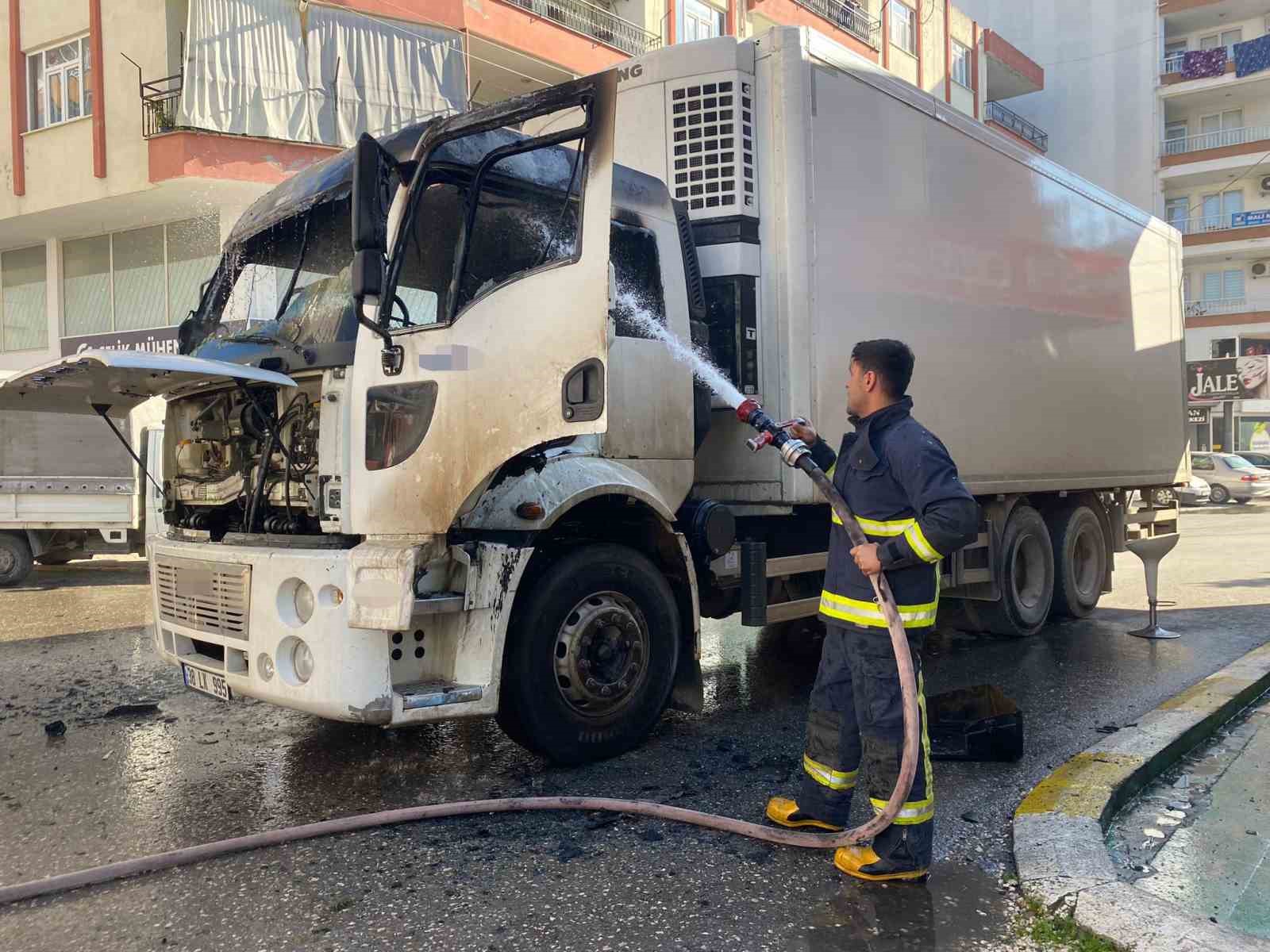 Kayseri plakalı kamyon Antalya'da yandı