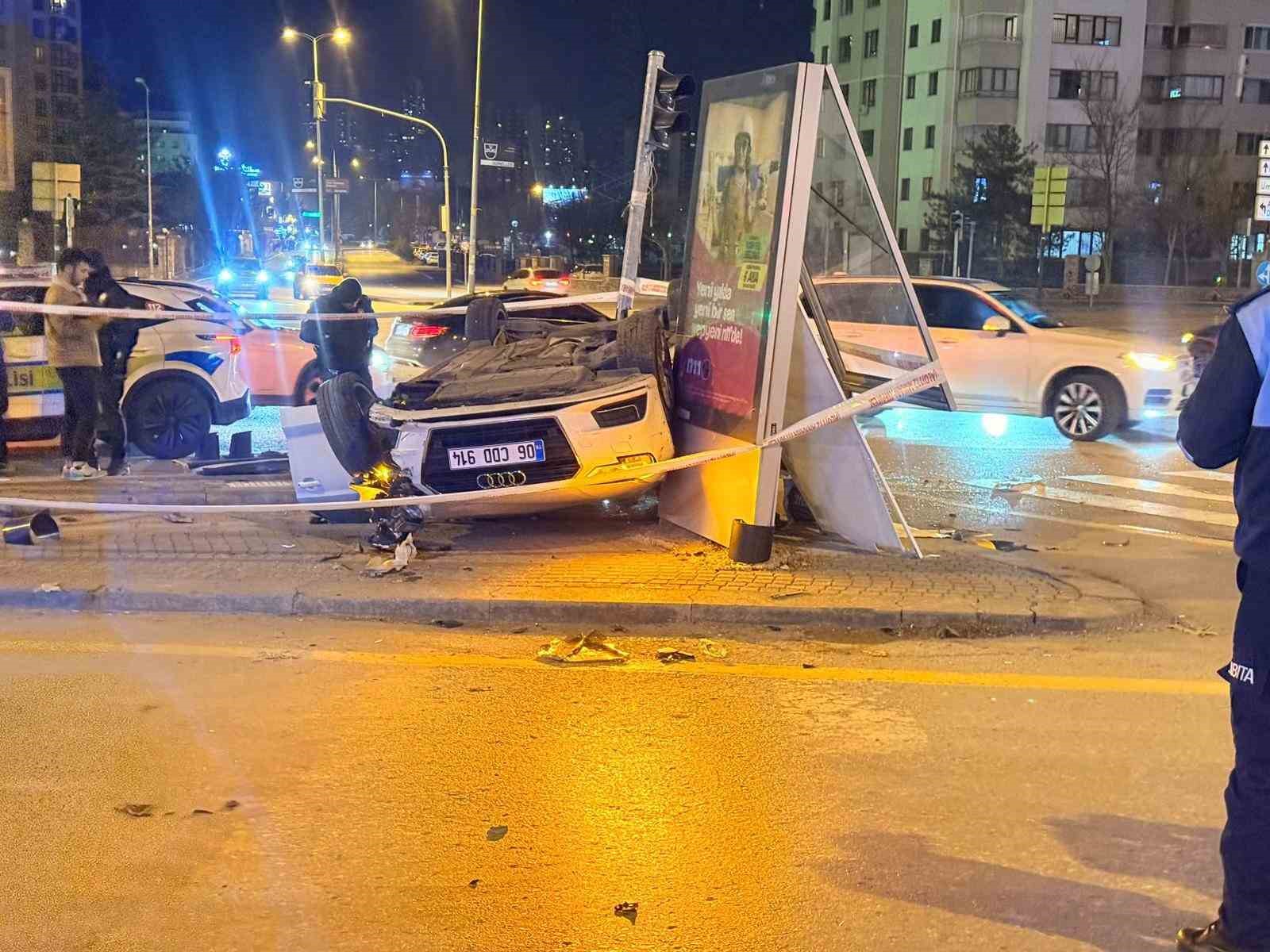 Motosikletle çarpışan milyonluk araç ters döndü