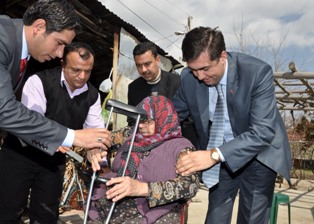 Keziban teyzenin akülü araba sevinci