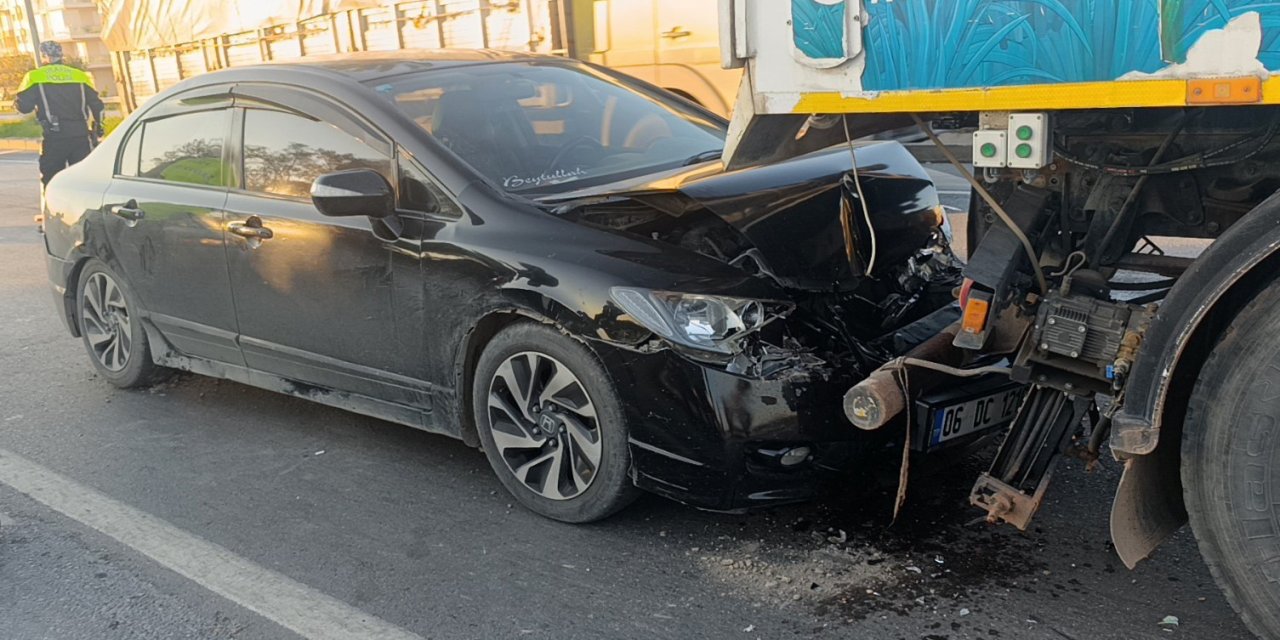Otomobil yol süpürme aracına çarptı, trafik aksadı