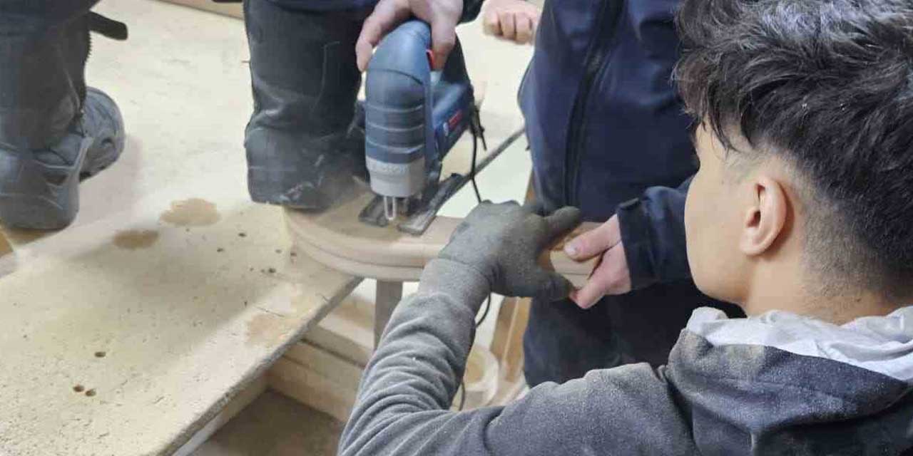 Mobilya işçisi elini tahtaya çaktı