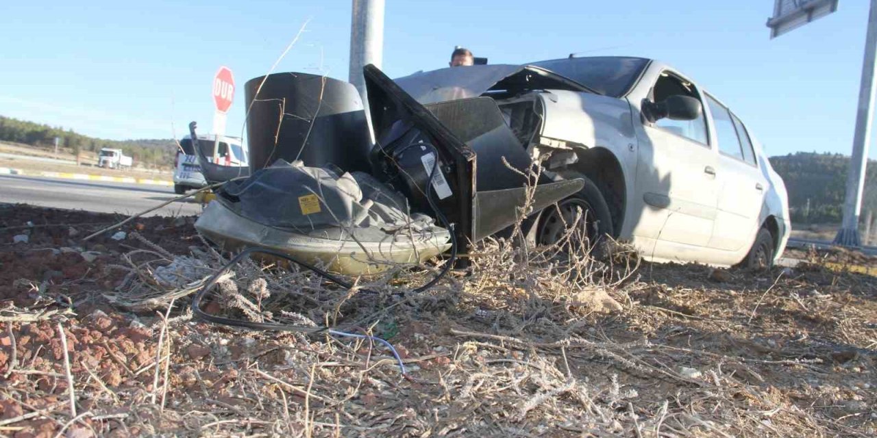 Beyşehir çevre yolunda kaza: Otomobil direğe çarptı