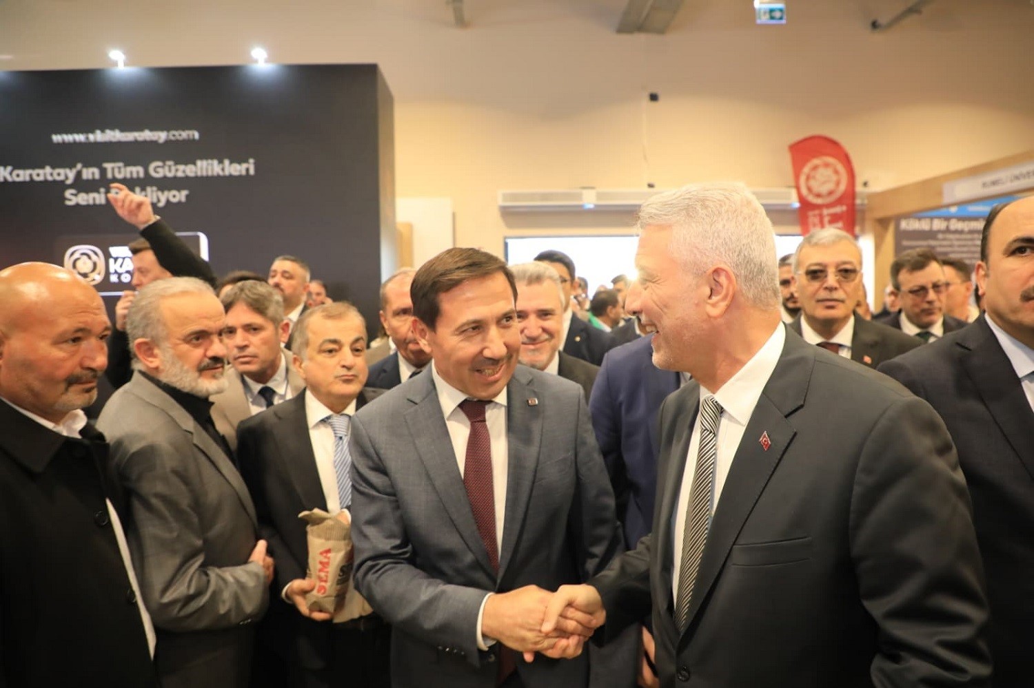 Karatay standı açtı kahkahalar salonu ısıttı