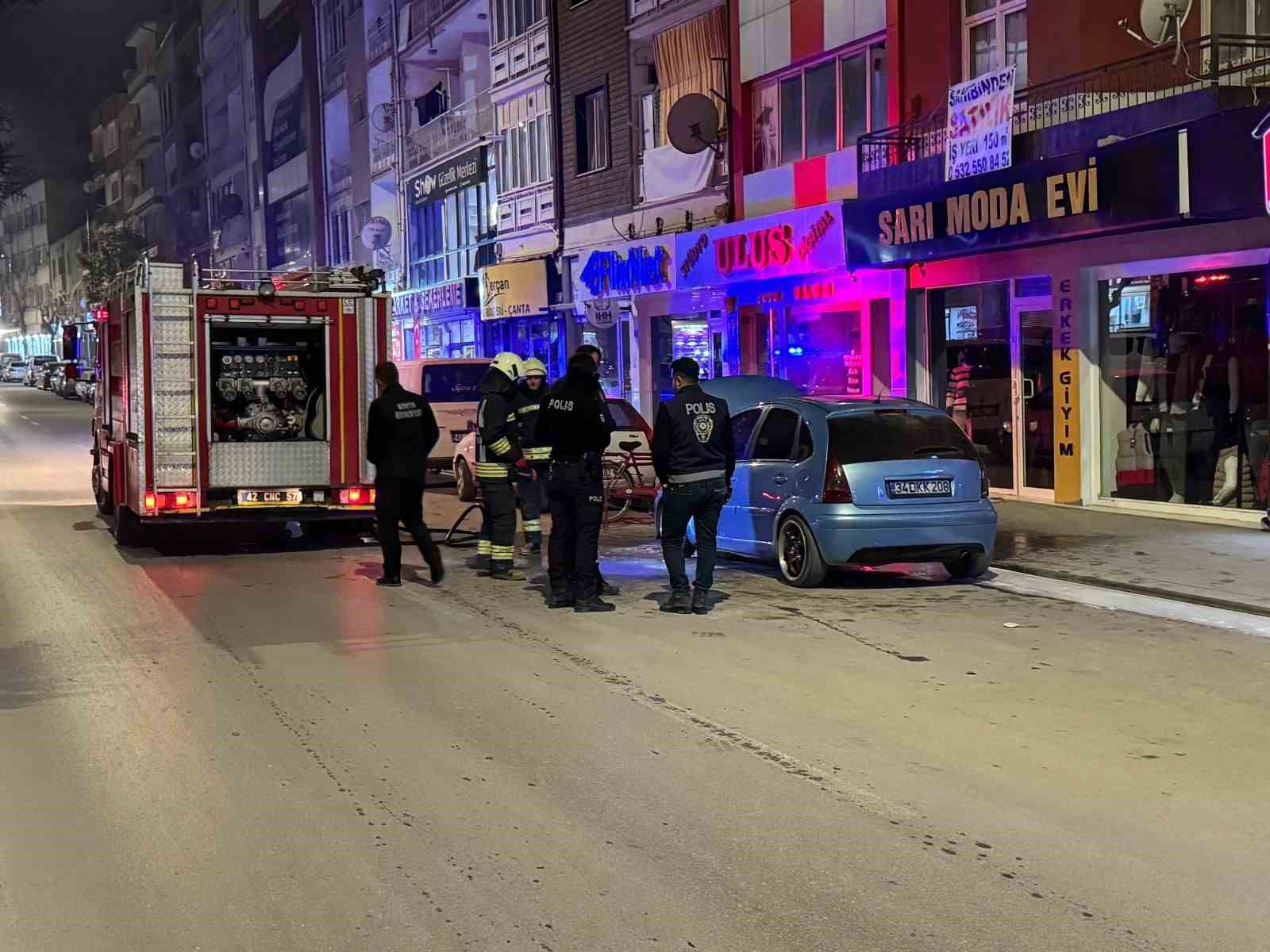 Atatürk Caddesi'nde park halindeki araç yandı