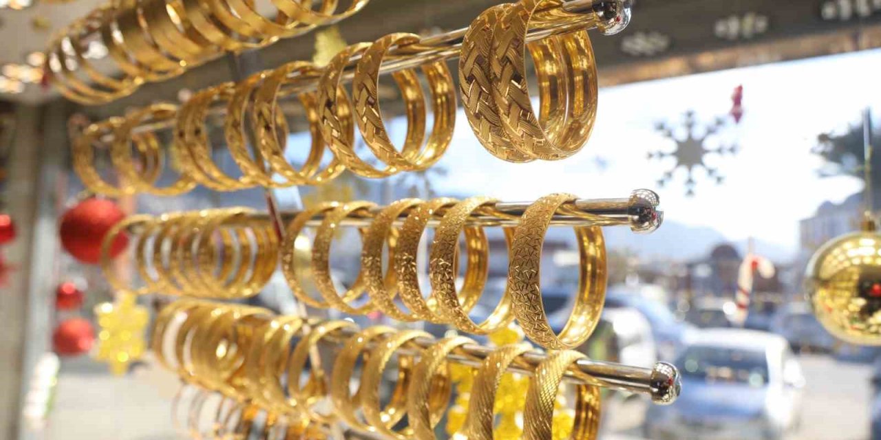 Altın yatırımında yeni eşik: Sarraftan 2026 için 10 bin TL tahmini