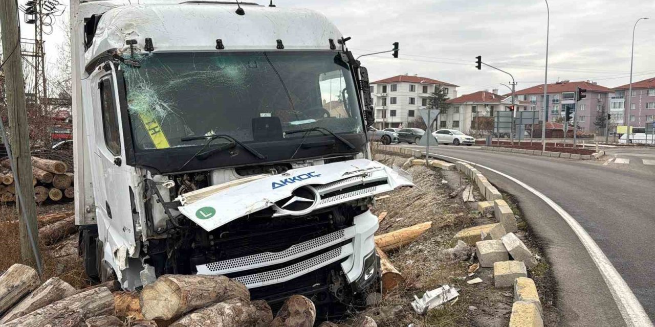 Bolvadin'de kontrolden çıkan tır, kereste fabrikasının deposuna girdi