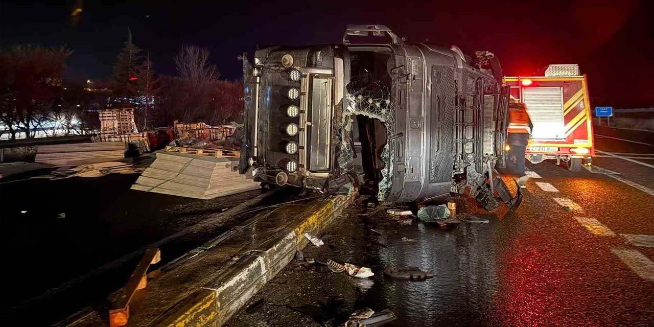 Dinlenme tesisinden çıkan otomobil, çarptığı tırı devirdi