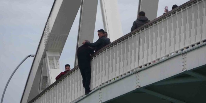 Boynunda ip, elinde bıçakla köprüye çıktı! 7. kez ikna edildi