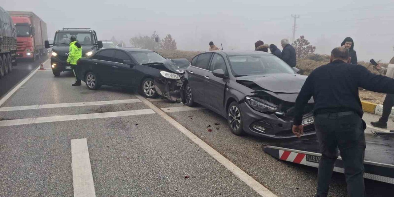 Yoğun Sis Kulu’da Trafiği Zorladı! Dinek Kavşağında Kazalar