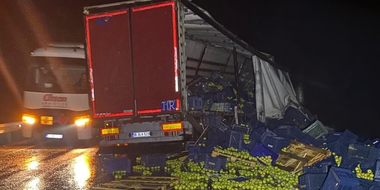 Beyşehir’de Yağmur Kazası! Tır Makasladı, Elmalar Yola Saçıldı