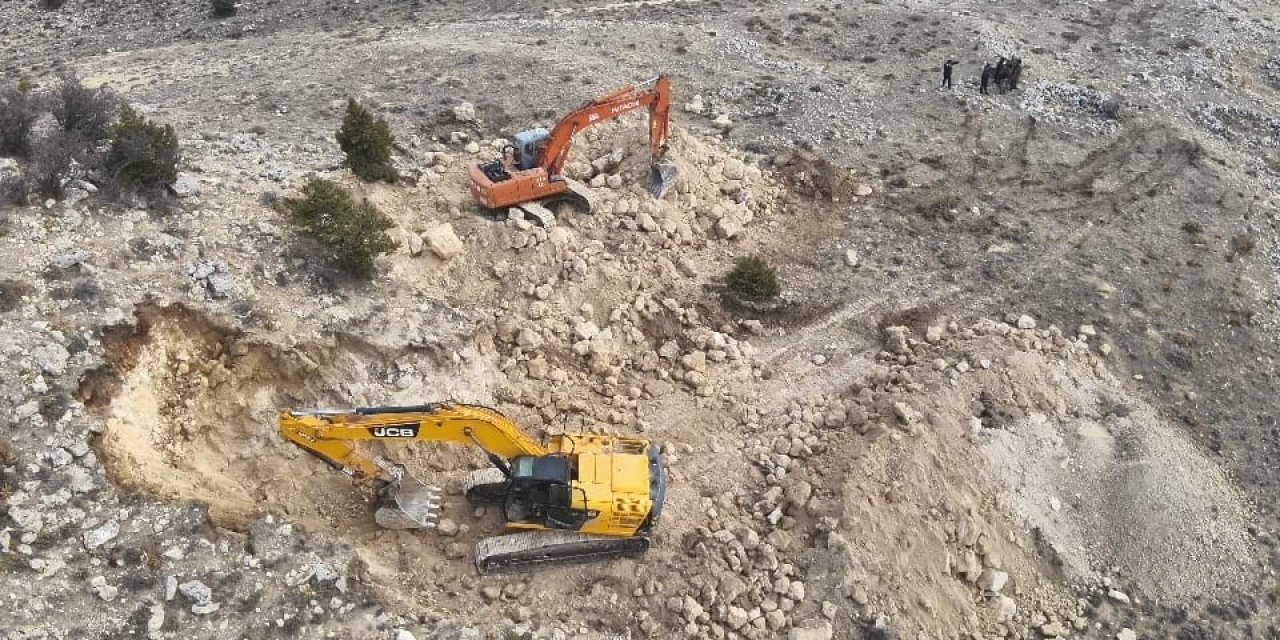 Kepçeyle tarihi eser ararken jandarmaya yakalandılar