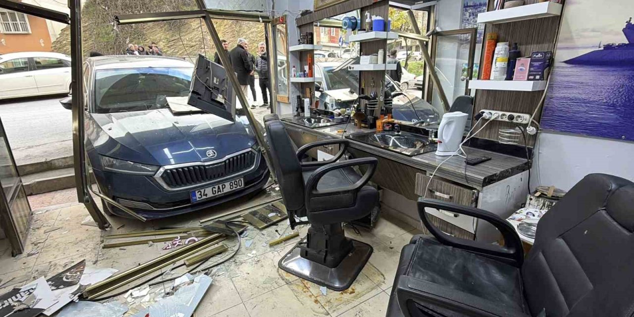 Berberde traş olurken otomobil çarptı