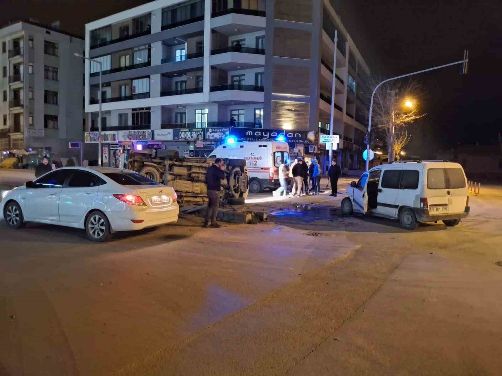 İki kamyonet çarpıştı birinin tabanı gökyüzünü gördü