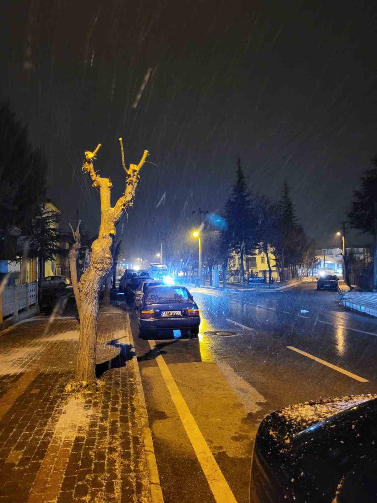 Afyonkarahisar’da kar başladı gözler Vali'ye çevrildi