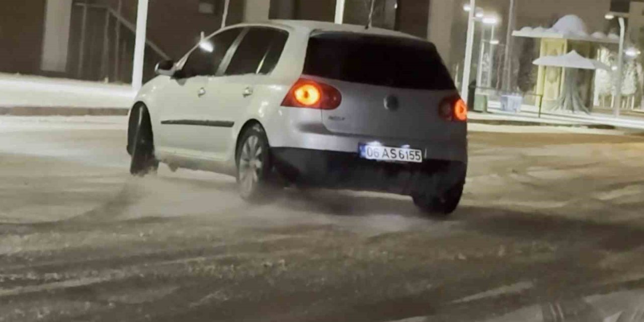 Kar yağdı, şehir pisti açıldı: Driftçiler yine sahnede