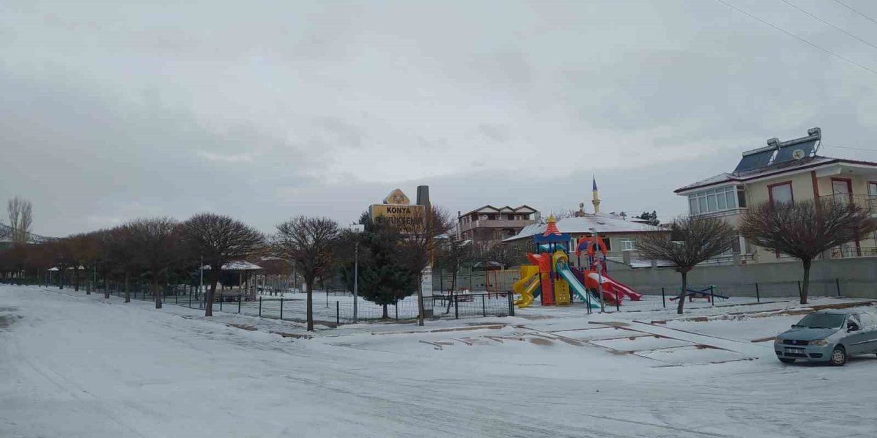 Yunak’ta Mevsimin İlk Karı: İlçe Beyaza Büründü