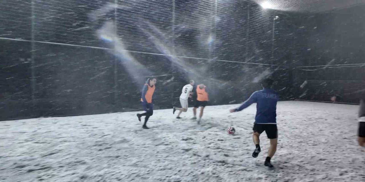 Maç aşkı mı, kar sevgisi mi? Aldırış etmeden top oynadılar