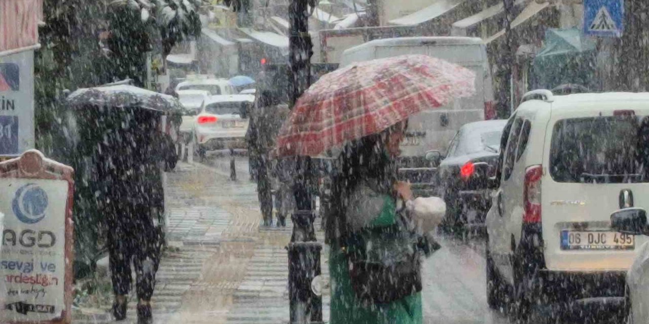 Yılın son yağışı 5 dakikada Bartın’ı beyaza bürüdü