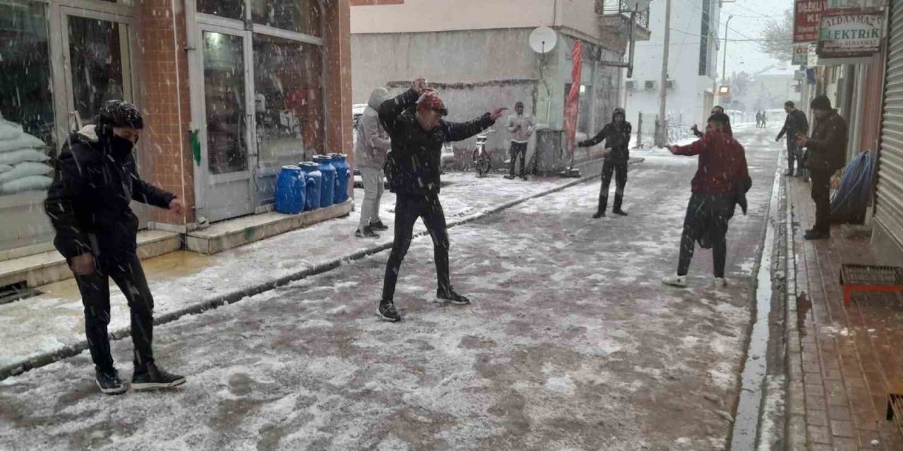 Karapınar’da Yılın Son Gününde Kar Sevinci