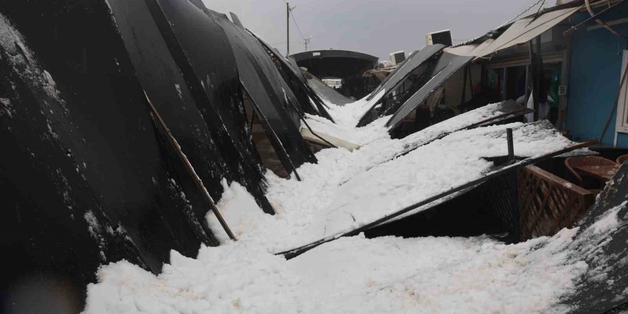Kar kütlesini taşıyamayan plastik çatı yerle bir oldu
