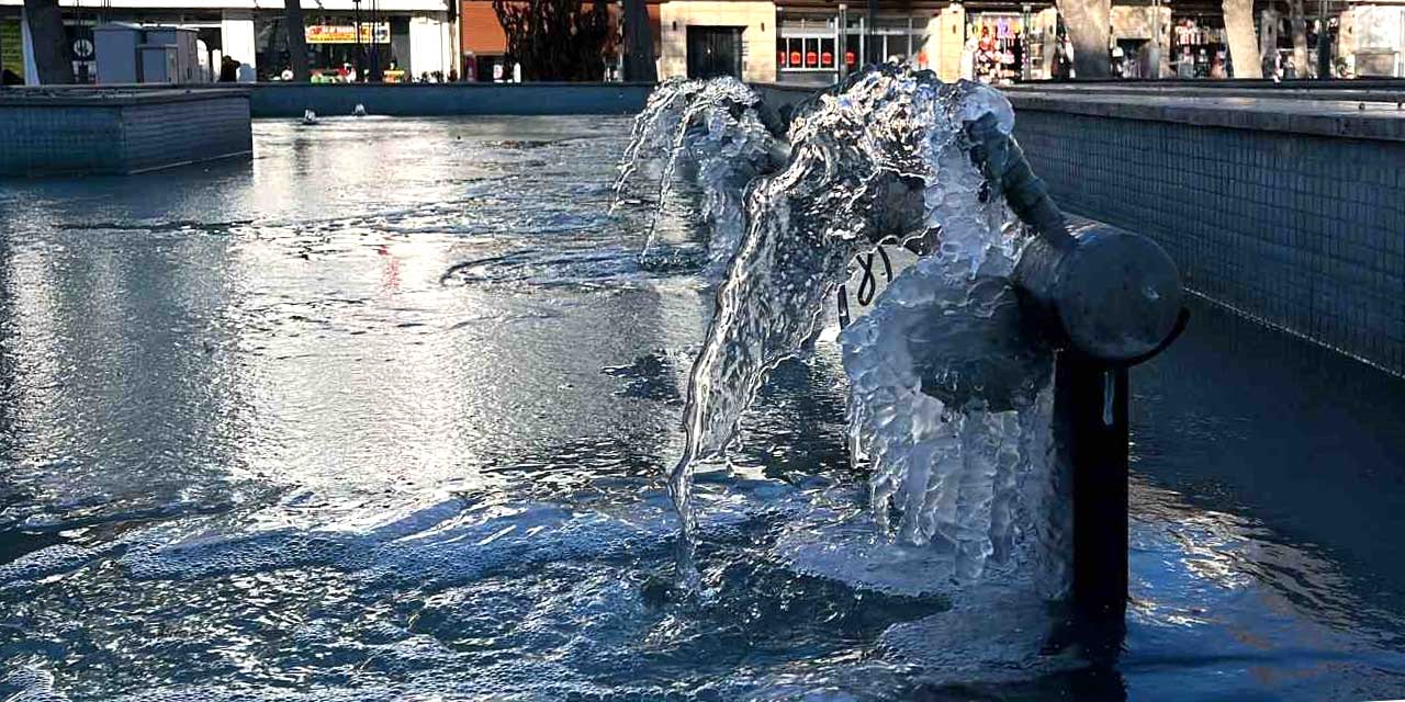 Konya'nın süs havuzları, buz pistine döndü