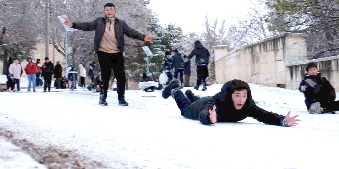 Okullar tatil oldu! Karın keyfini yine çocuklar çıkardı
