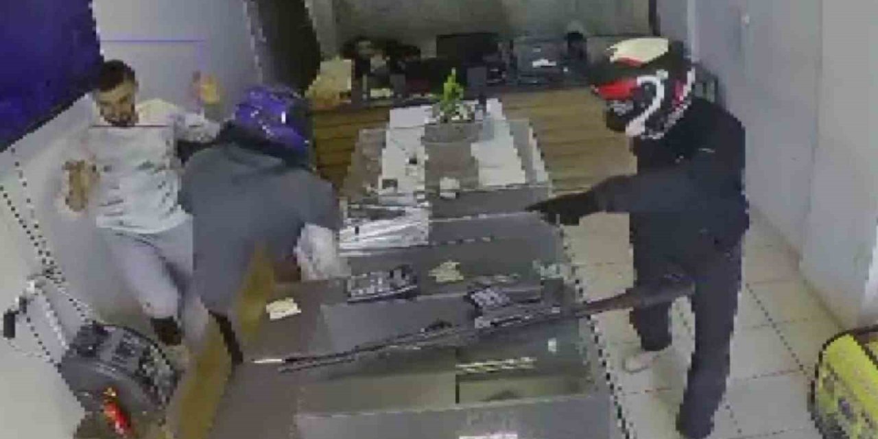 Kasklı ve silahlı hırsızlar, 3 dakikada 3 kilo altın çaldı