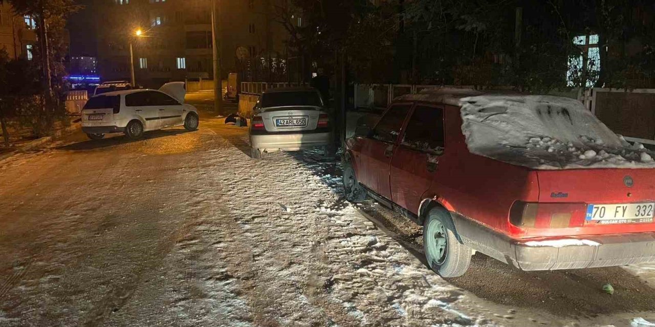 Park Halindeki Araçlara Çarptı, Otomobilini Bırakıp Kaçtı
