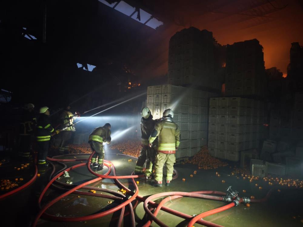 Narenciye paketleme fabrikasında yangın! 60 işçi tahliye edildi, 1 işçi öldü