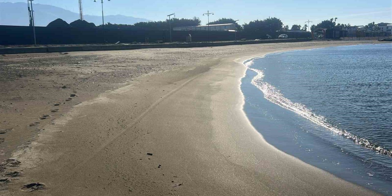 Deniz 10 metre çekildi: Sahilde endişe