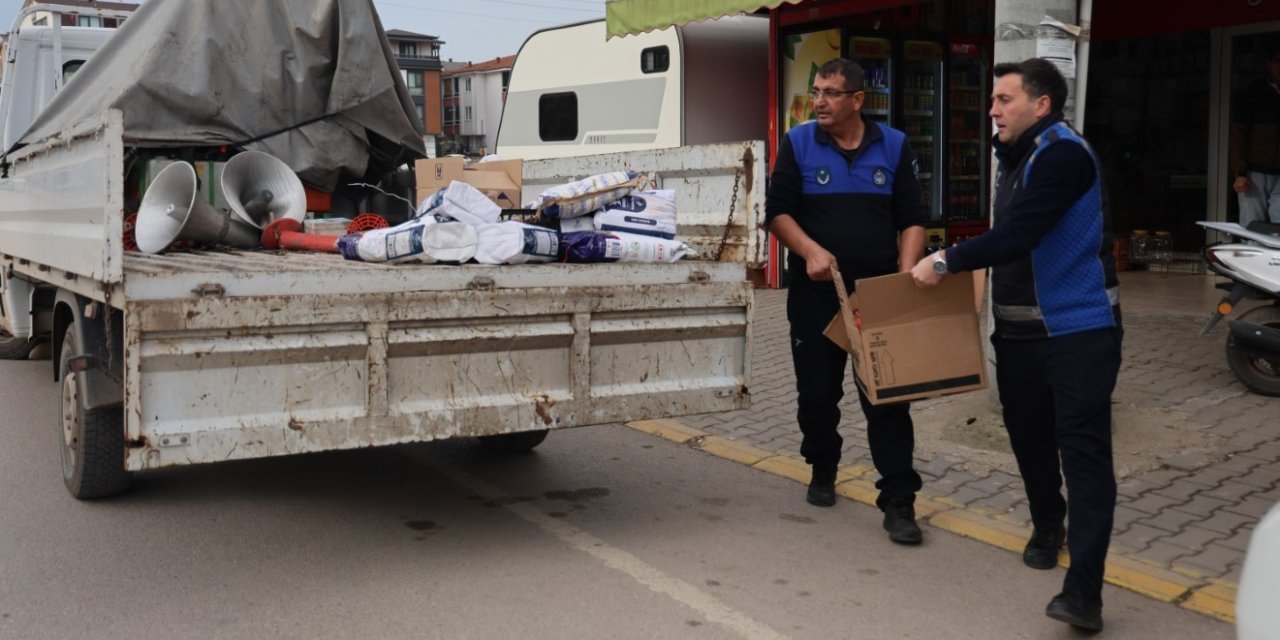 Market çalışanının işini de zabıta yapıyor! Tek tek topladılar