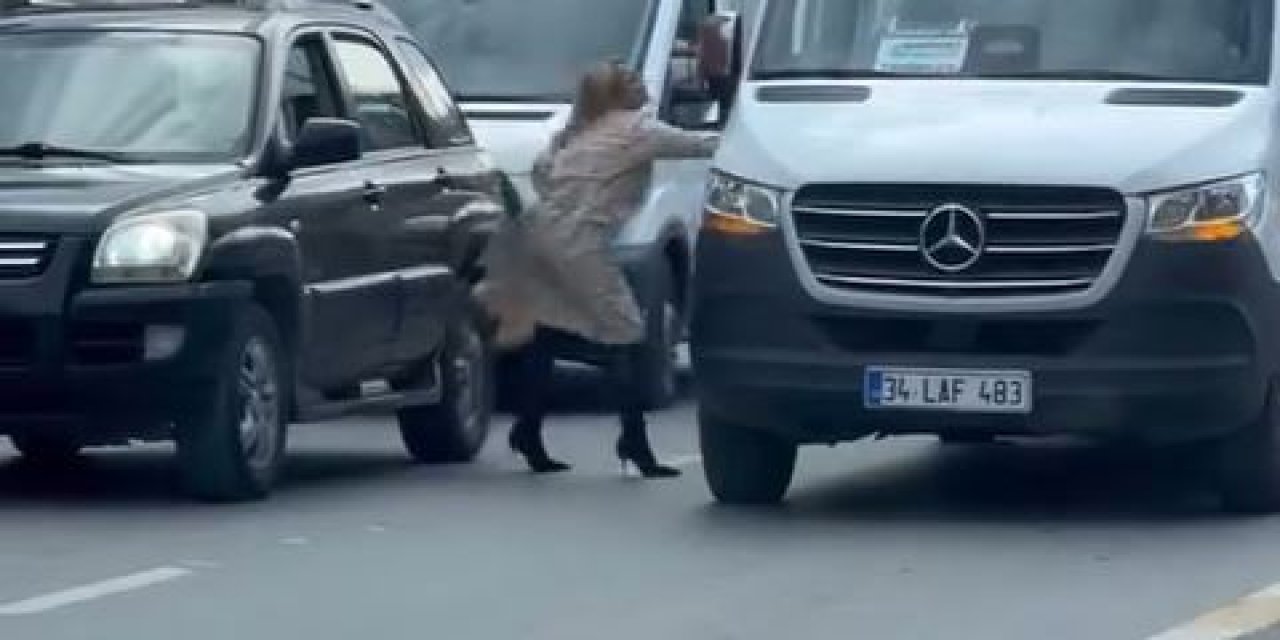 Trafikte hakaret krizi: Kadın sürücü araçtan inip saldırdı