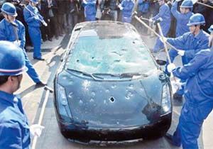 Lamborghini'yi parçaladılar