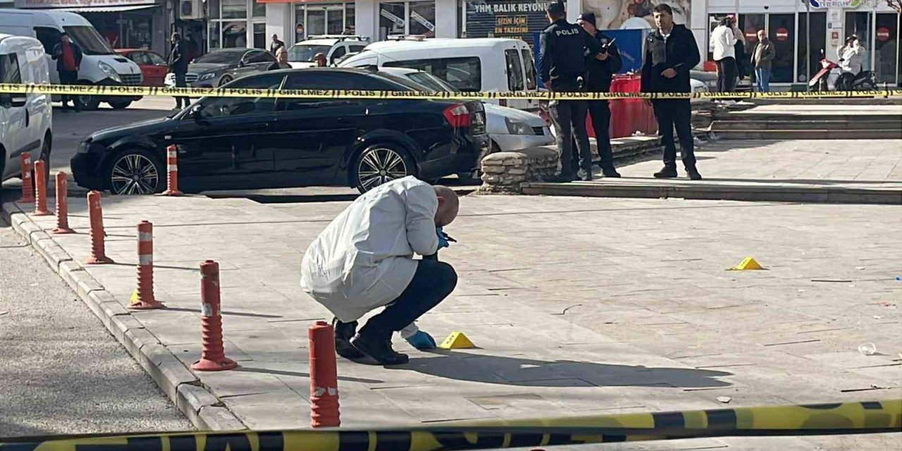 Baba ve 3 oğluna sokak ortasında silahlı saldırı