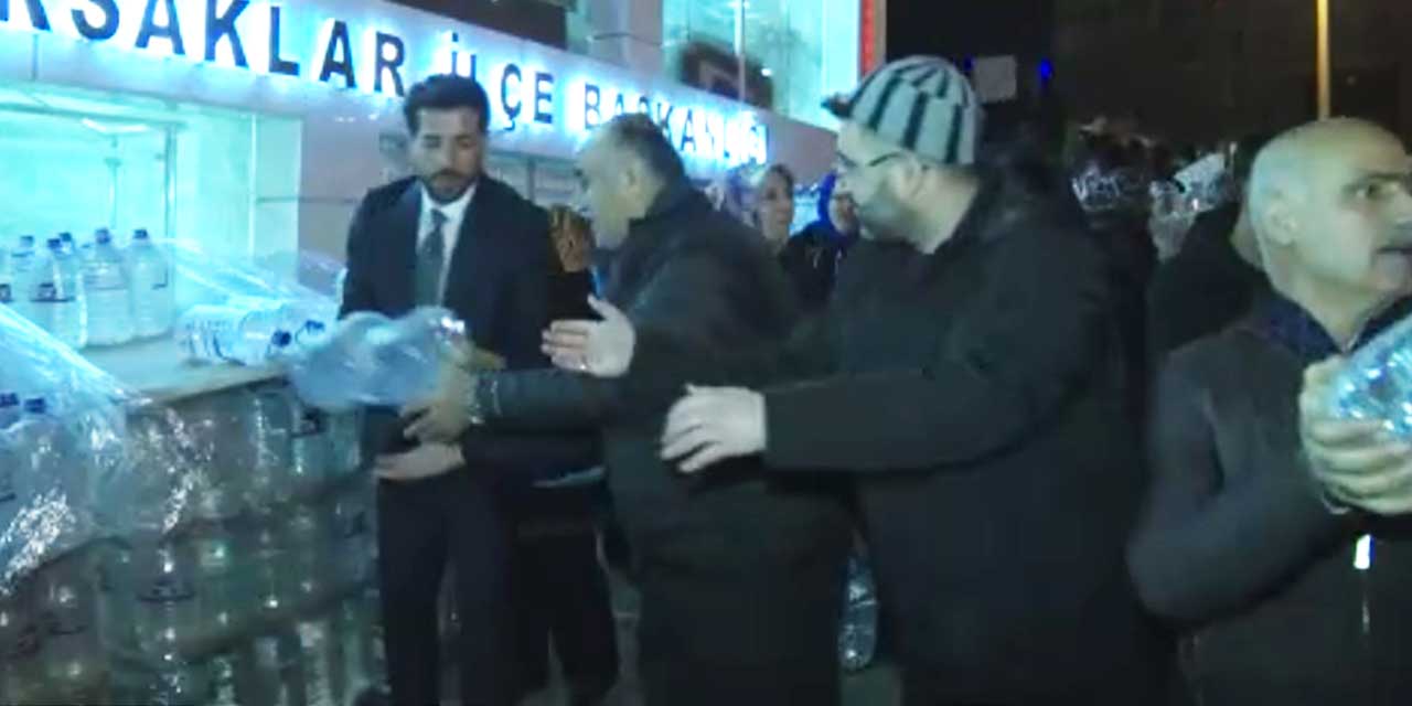 Ankara'da su krizi! AK Parti sahaya indi, sokak sokak su dağıttı