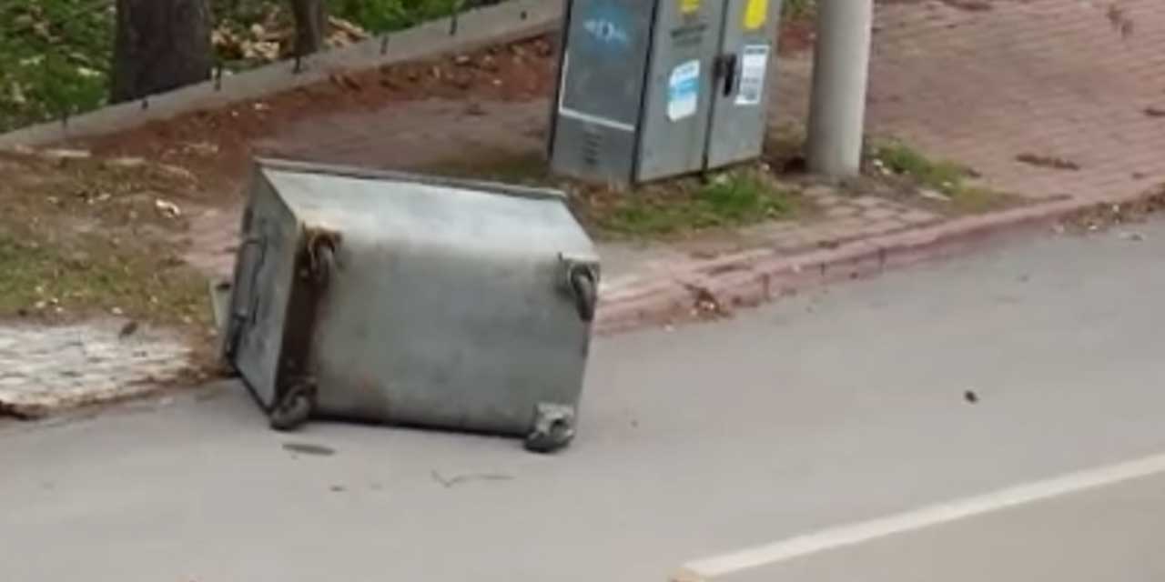 Konya'da fırtına hayatı felç etti: Kamyon kasası yola savruldu