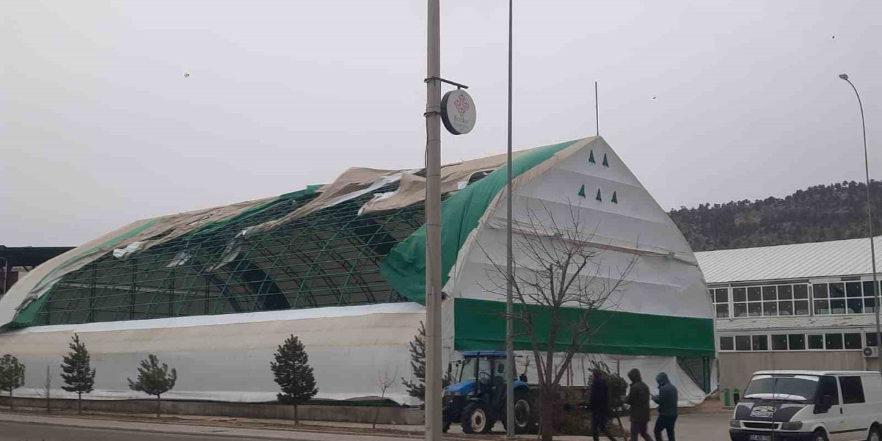 Konya'da etkili olan fırtına ilçeleri savurdu