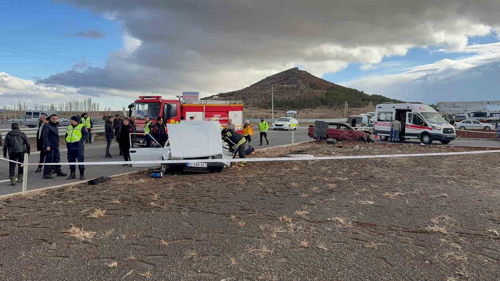 Kavşağa girdiler olanlar oldu! 1 kişi yaşamını yitirdi