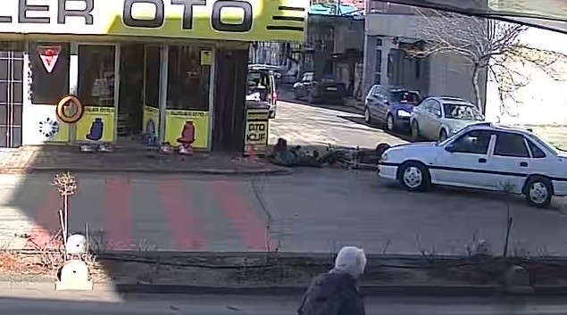 Motosikletliyi taktığı korumalar kurtardı