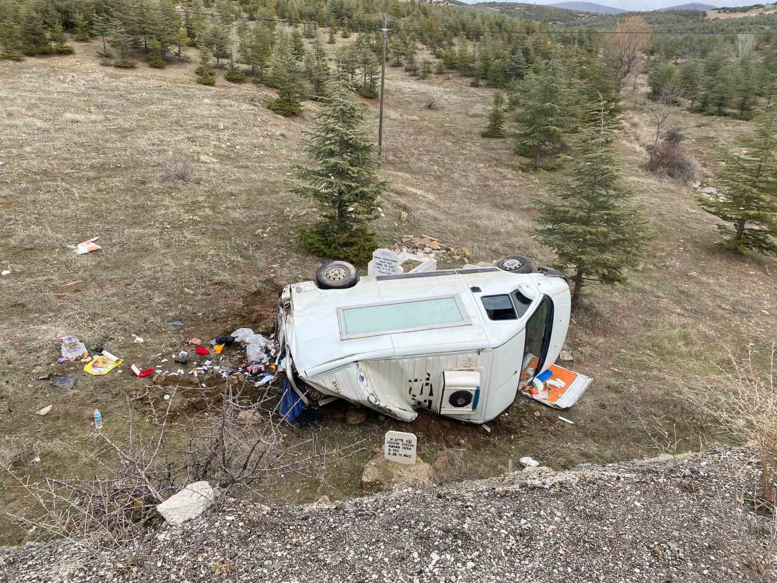 Yoldan çıktı takla attı yol kenarındaki mezar onu durdurdu