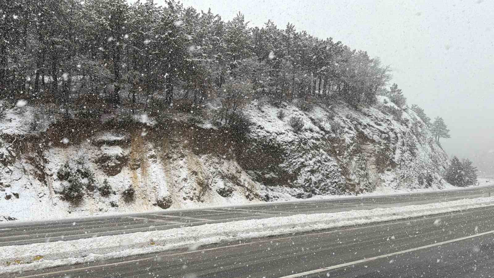 Afyon'un yükseklerine kar yağdı