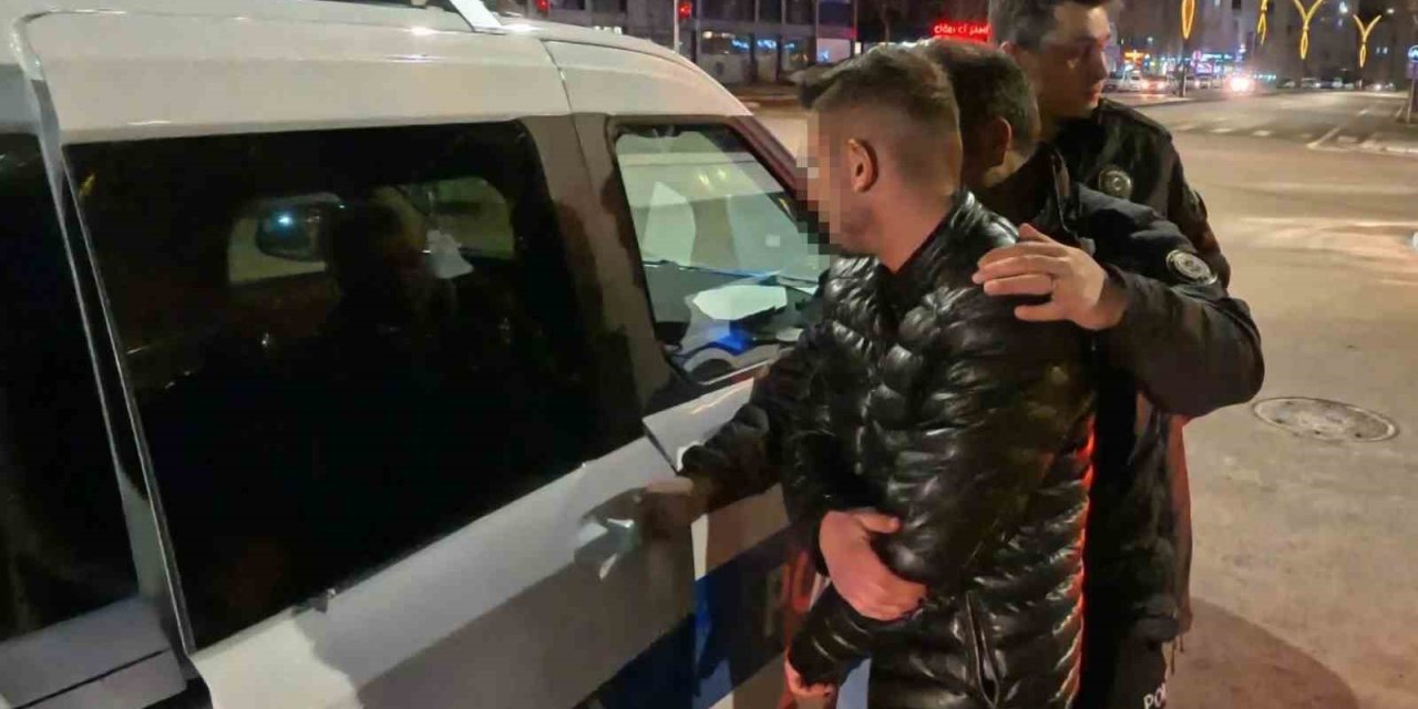 Camdan Saldırdı, Bıçaklayıp Kaçtı