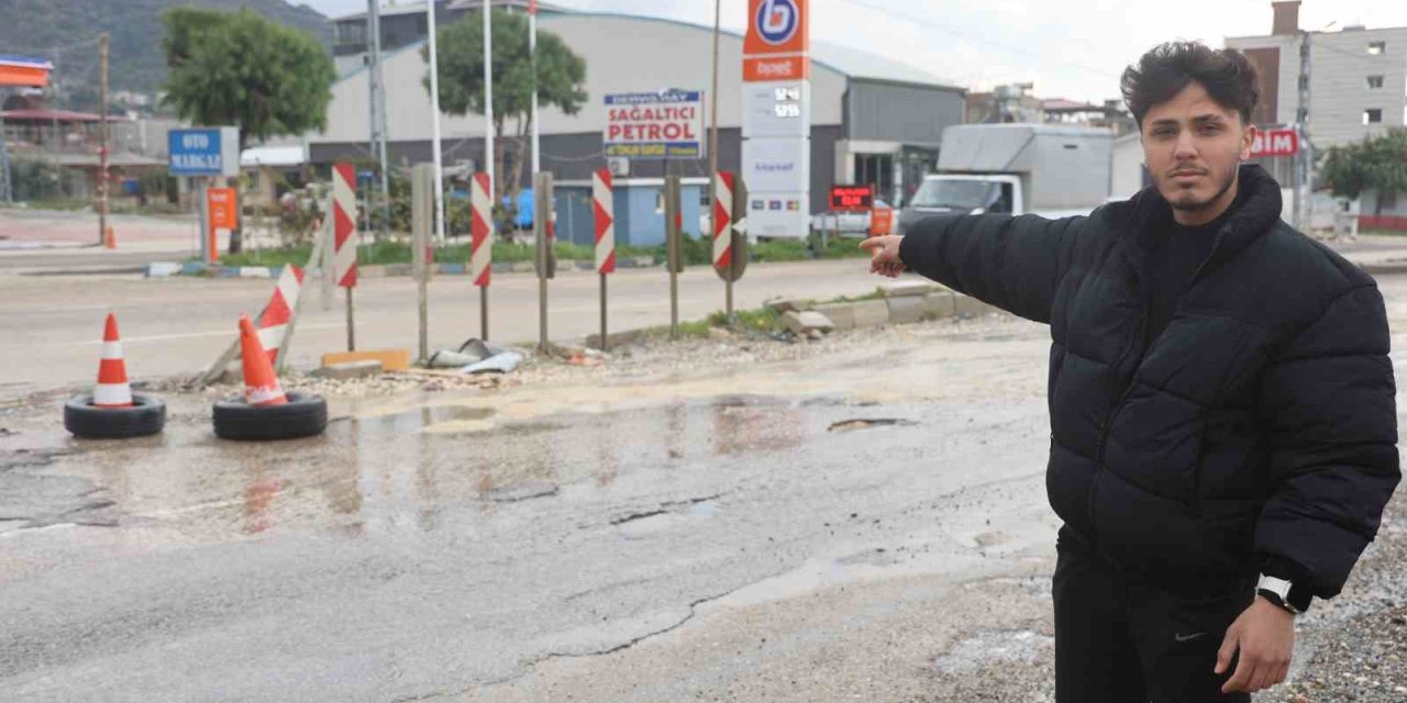 Yağmurda görünmeyen çukur 6 aracı yolda bıraktı