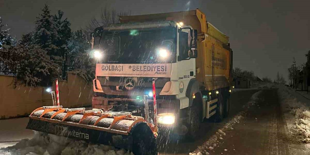 Gölbaşı Belediyesi, kar küreme ve tuzlama çalışmalarına aralıksız devam ediyor