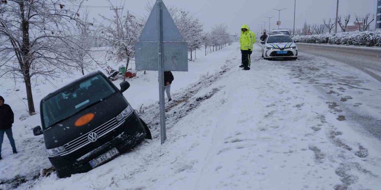 Karlı yollara dikkat! minibüs şarampole indi