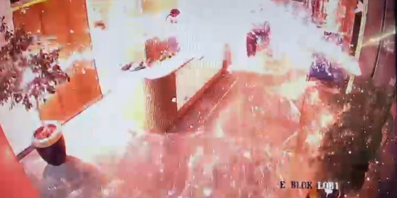 Lüks siteye getirilen kargo paketi bomba gibi patladı! O anlar kamerada