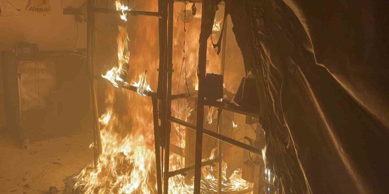 Yangın çıktı, çoraplar tutuştu! Alevler tüm fabrikayı sardı