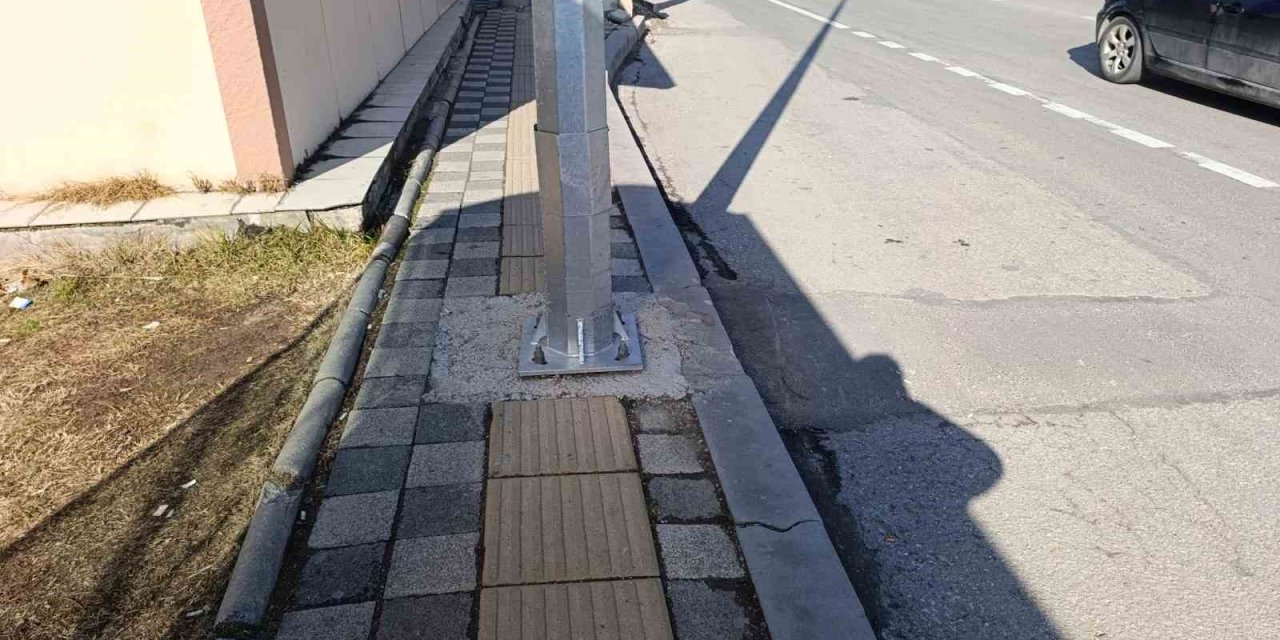 Kaldırımdaki engelli yoluna elektrik şirketinden engel